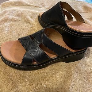 Black Clark’s sandals size 7 EUC, maybe worn twice